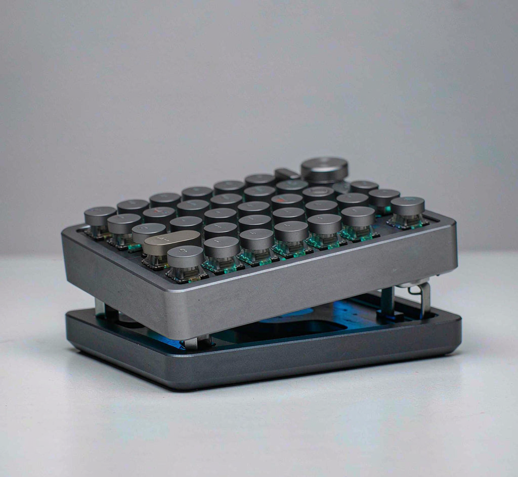Gasket Aluminum Mechanical Keyboard — Tri-Mode, Hot-Swap